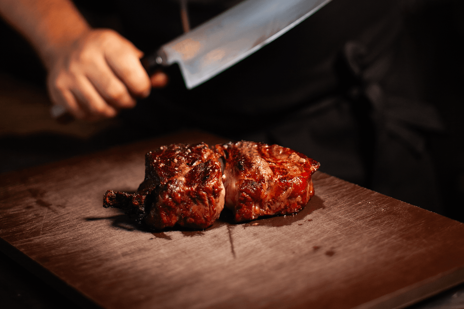 Carne a la parrilla perfectamente cocida