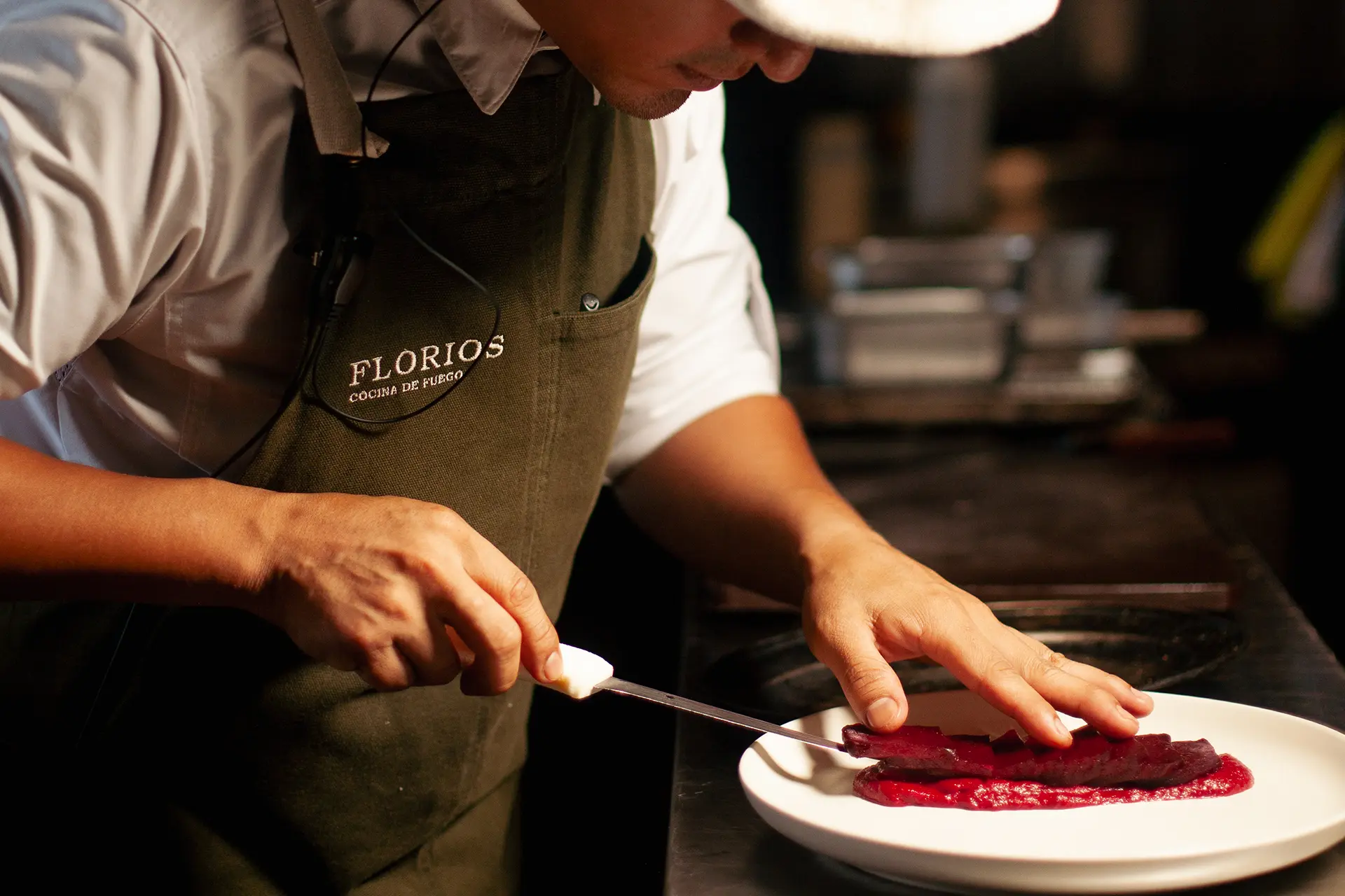 Chef preparando plato gourmet en la cocina