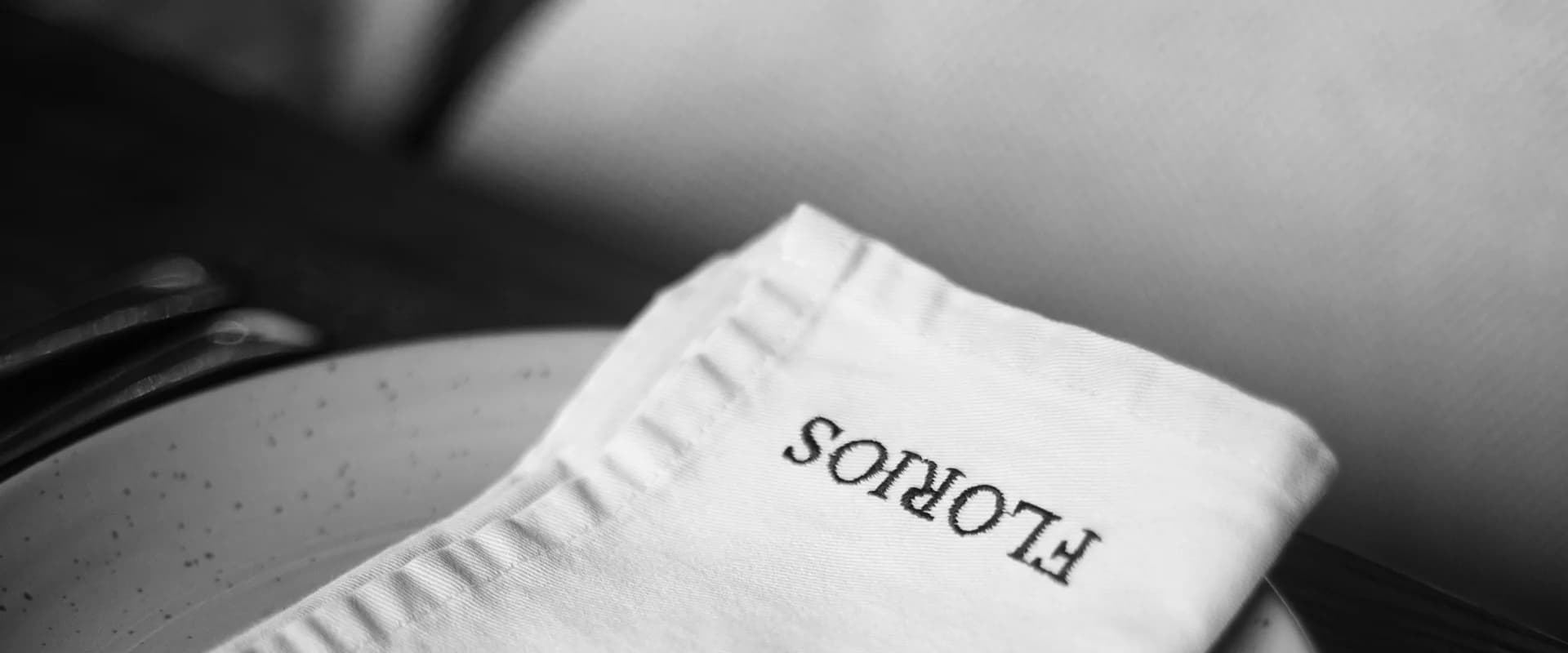 Florios elegant napkin with embroidered logo