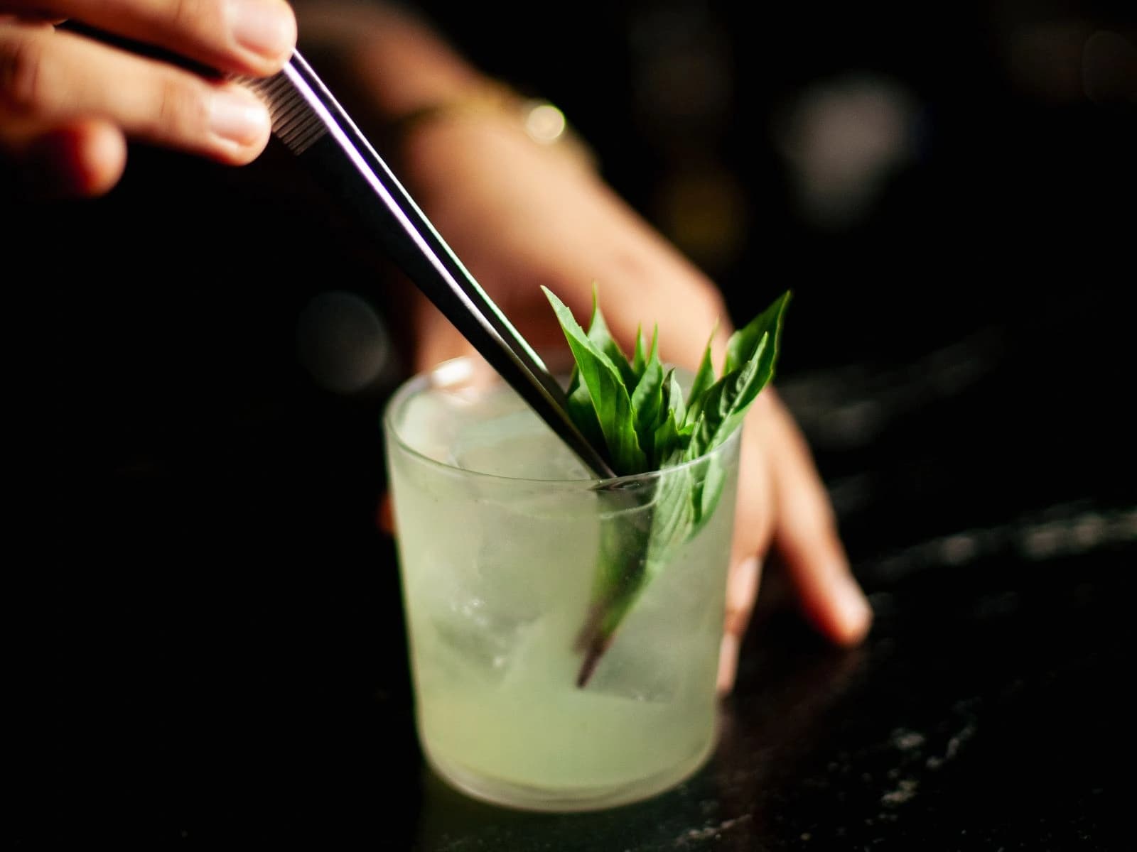 Coctelería artesanal refrescante en Florios Puerto Vallarta