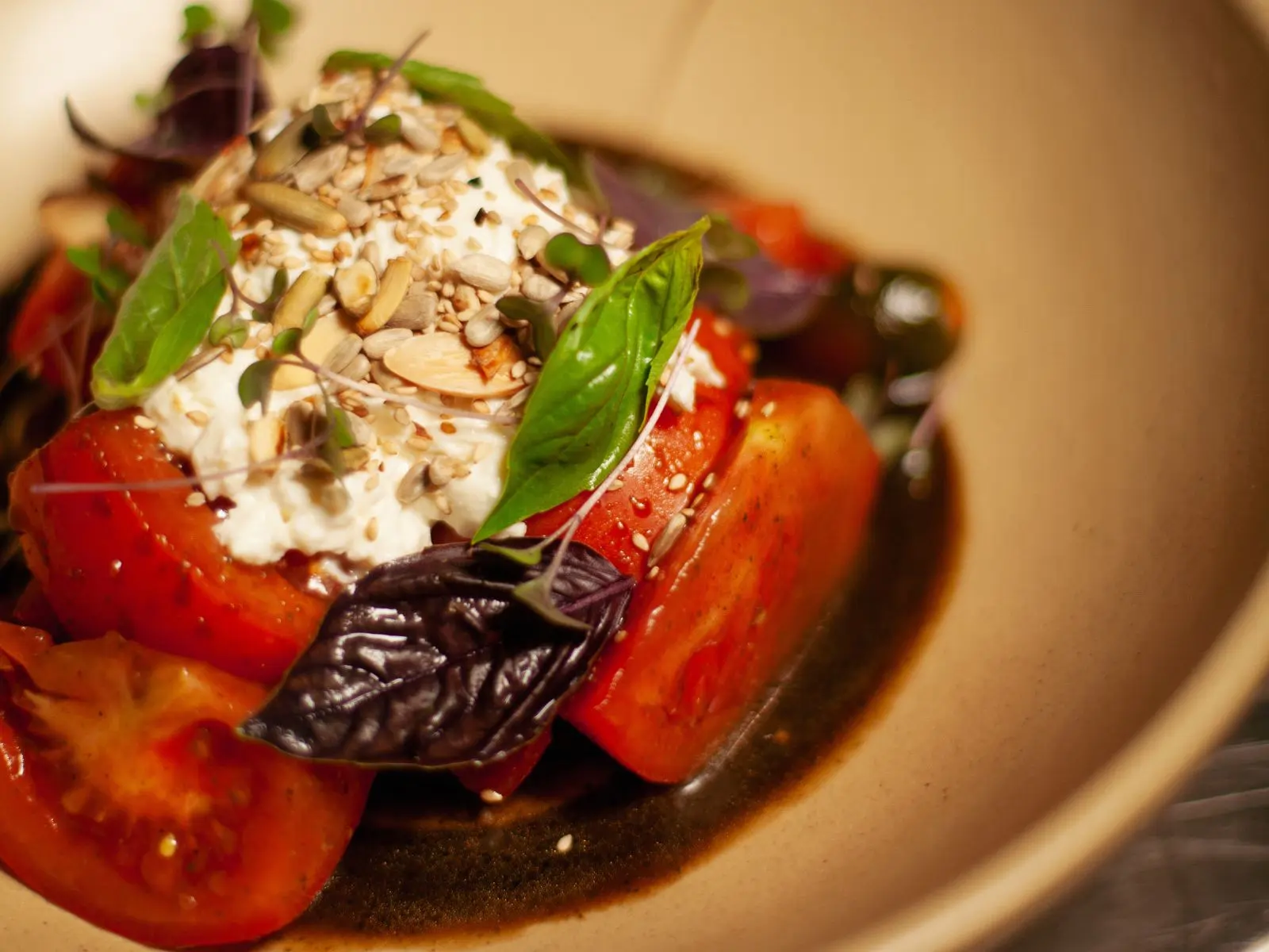 Ensalada gourmet con burrata y vegetales asados en Florios Puerto Vallarta