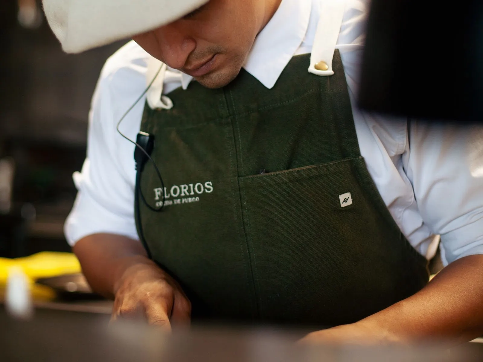 Chef profesional preparando platos en Florios Puerto Vallarta